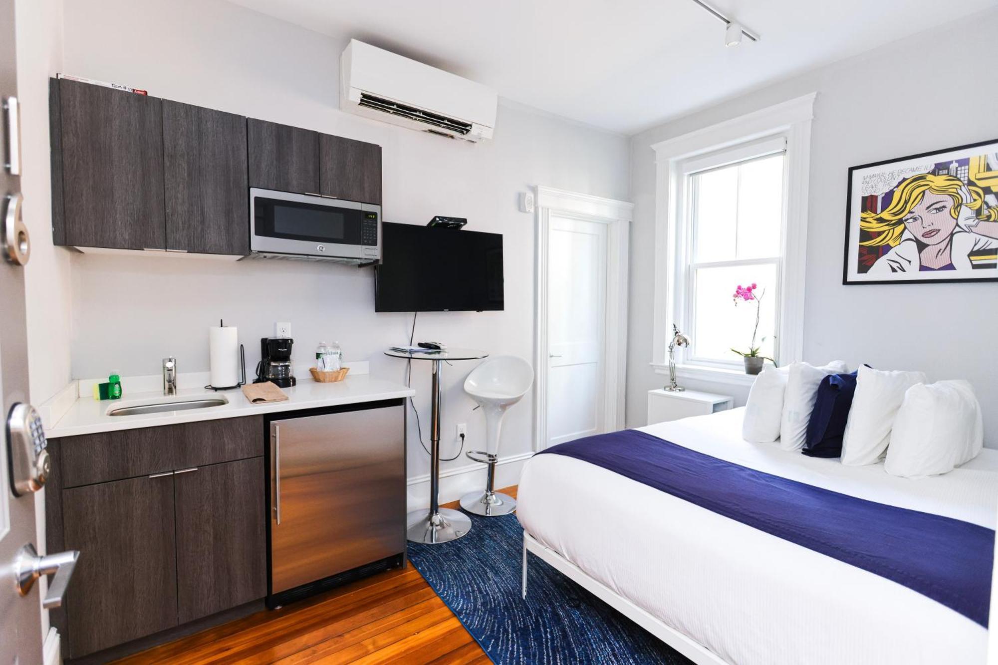 A Stylish Stay W/ A Queen Bed, Heated Floors.. #26 Brookline Luaran gambar