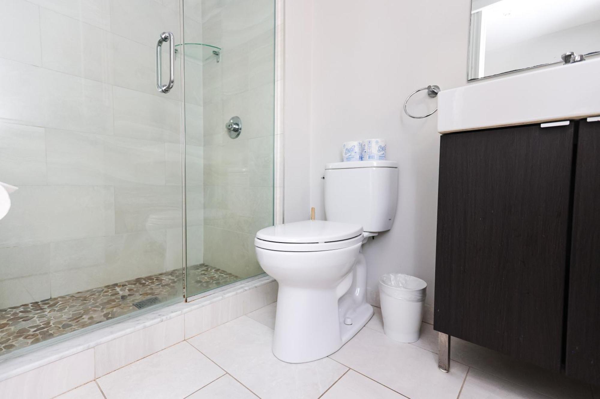 A Stylish Stay W/ A Queen Bed, Heated Floors.. #26 Brookline Luaran gambar