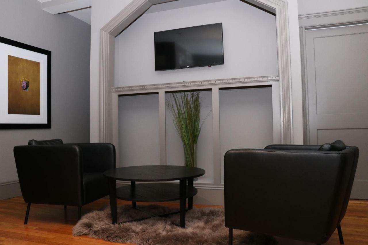 A Stylish Stay W/ A Queen Bed, Heated Floors.. #26 Brookline Luaran gambar